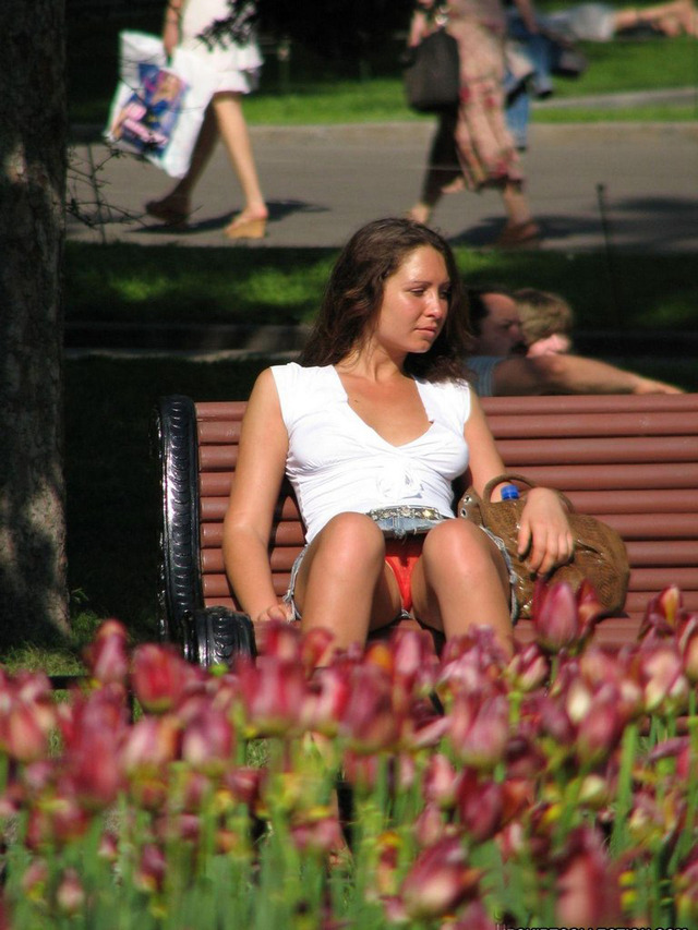public up skirt pic sitting upskirt park