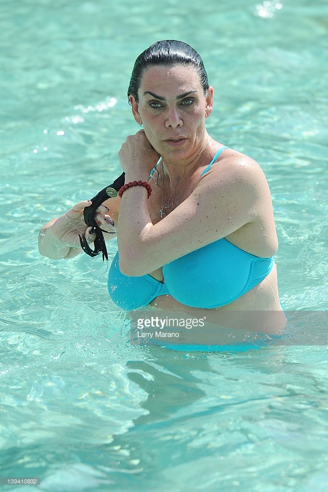 wifes hot pictures photo picture son rock photos hard news poolside pose wifes poses detail renee mob graziano seminole